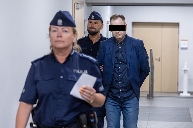 Z dwoma nożami rzucił się na matkę