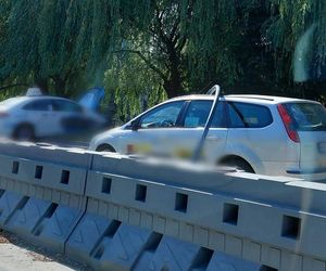 Kraków. Latarnia spadła na przejeżdżający samochód. Chwilę wcześniej doszło tam do wypadku [ZDJĘCIA]