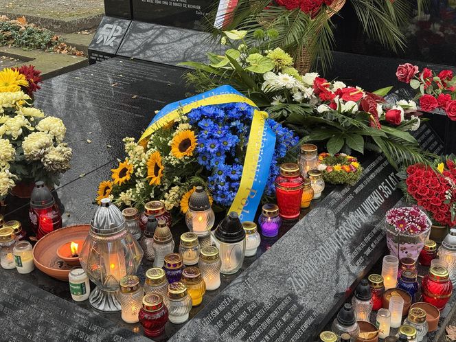 Tak wygląda grób Daniela Sztybera w Święto Zmarłych. Polski żołnierz oddał życie za Ukrainę