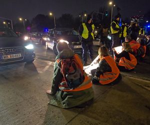 Aktywiści Ostatniego Pokolenia zablokowali Wisłostradę. Kierowcy nie wytrzymali