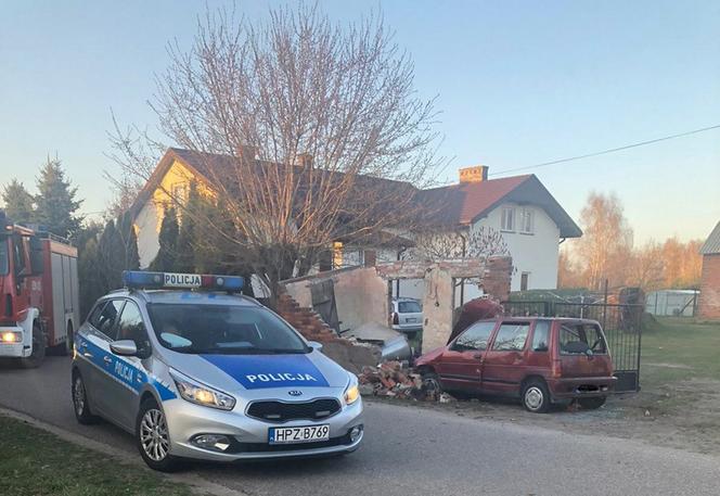 Pijany w sztok prowadził auto. Swoją podróż skończył na ścianie budynku!