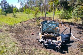 W środku nocy usłyszał huk wybiegł przed dom. Ktoś wołał o pomoc, w oddali widać było słup ognia 