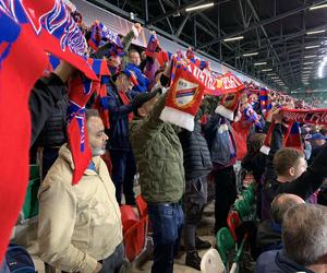 Mecz Raków Częstochowa - Sporting Lizbona. Stadion w Sosnowcu szczelnie wypełnił się kibicami 