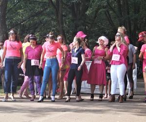 Bydgoszcz. Panie i panowie biegali w szpilkach w szczytnym celu! [ZDJĘCIA]