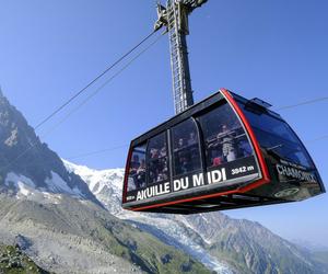 Przeprawa kolejką przez Mont Blanc. To gwarancja niezapomnianych wrażeń. Co nas czeka na trasie?