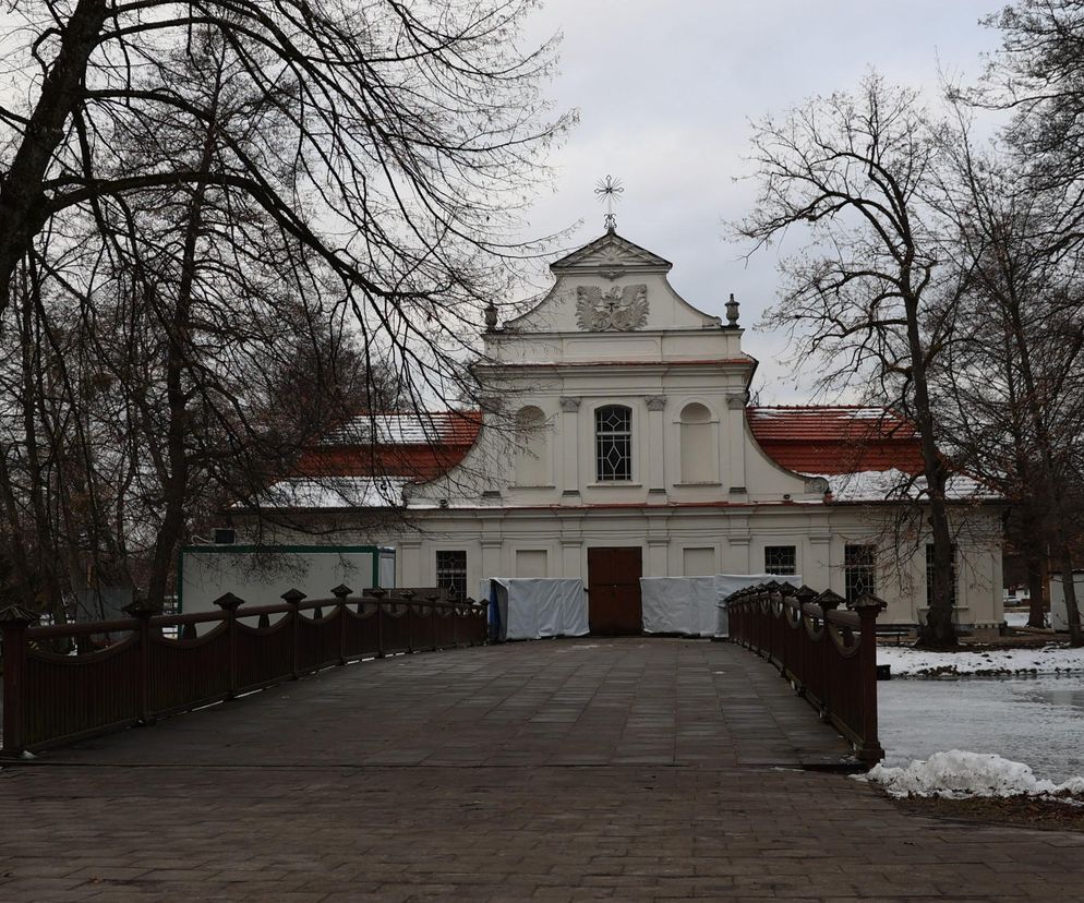 Kościół pw. św. Jana Nepomucena w Zwierzyńcu. Tak „kościół na wodzie” prezentuje się zimą