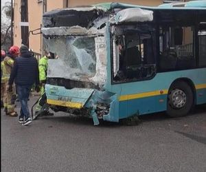 Autobus wjechał w samochody i budynek w Balinie