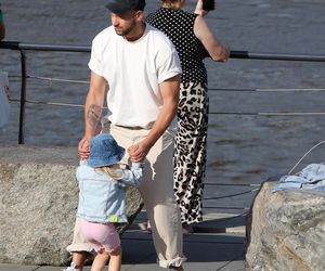 Maciej Pela z córeczkami nad Wisłą