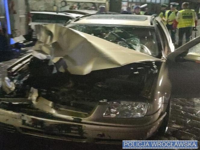 Pijany kierowca staranował i uszkodził pięć samochodów