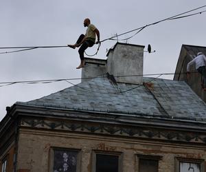   Urban Highline Festival 2023 w Lublinie. Slacklinerzy robią cuda na linach!