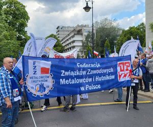 Protest hutników w Warszawie. Idą od Sejmu do Kancelarii Premiera