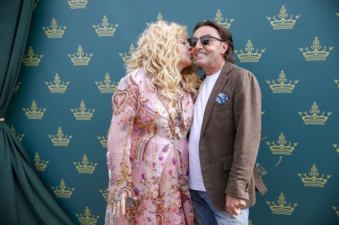 Różowiutka Magda Gessler wdzięczy się jak mała dziewczynka. I włoski jakby jaśniejsze...