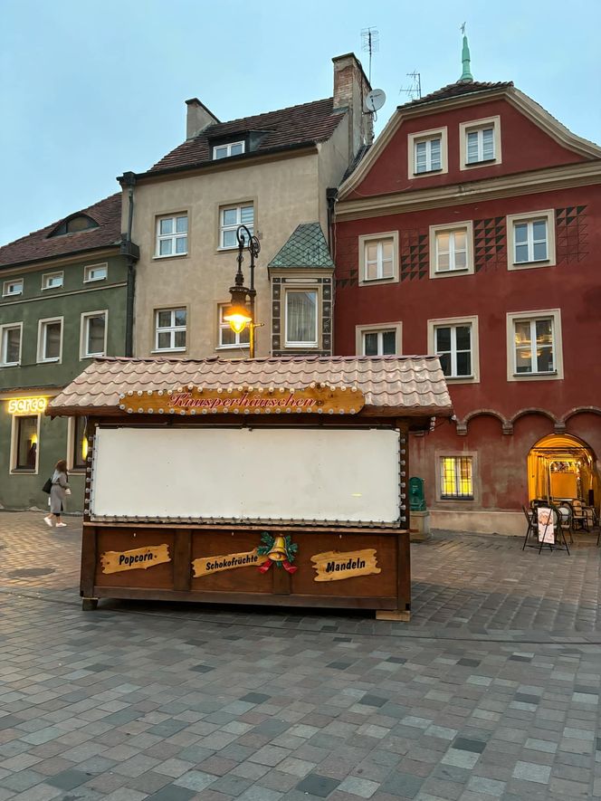 Przygotowania do Jarmarku Świątecznego na Starym Rynku w Poznaniu