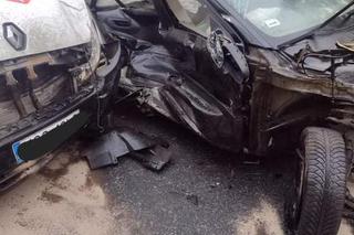 Potworny wypadek pod Płockiem! Volvo 18-latka zderzyło się czołowo z tirem i busem. DK 60 zablokowana [ZDJĘCIA]
