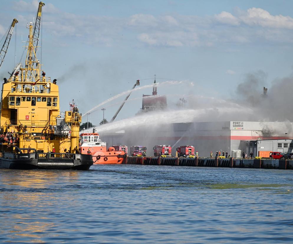 Pożar na terenie Portu Gdańsk. Kłęby dymu widać z wielu kilometrów