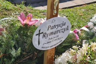 Grób Patrycji utonął w białych kwiatach