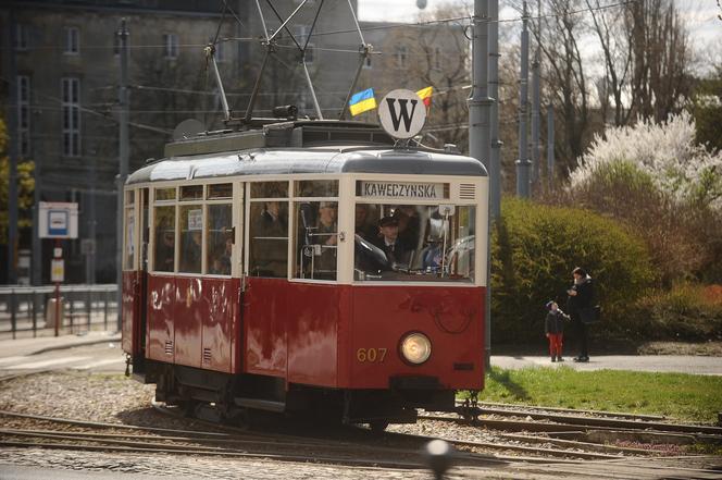 Parówki opanowały Warszawę. Zabytkowe tramwaje zrobiły wielką radochę pasażerom