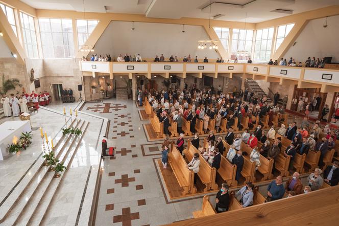 Biskupi i epitemiolodzy apelują do Polaków: przestańcie chodzić do kościoła
