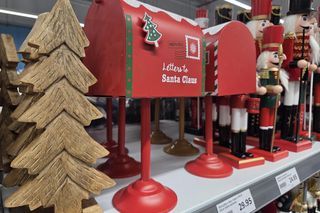 Lato się kończy, a w sklepach już święta Bożego Narodzenia. Klienci w szoku. To przesada!