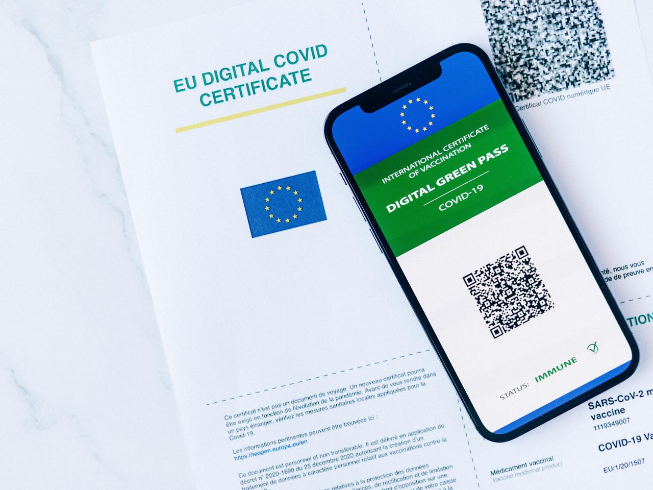 Certyfikaty covidowe będą sprawdzane w Polsce! Niedzielski ogłosił obostrzenia