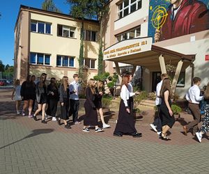 100 par zatańczyło poloneza na 100-lecie siedleckiego Ekonomika