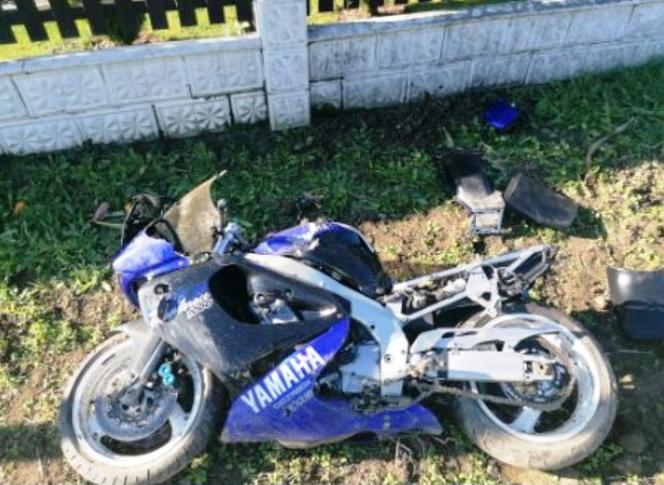 Motocyklista stracił panowanie nad pojazdem, wypadł z drogi i uderzył w słup