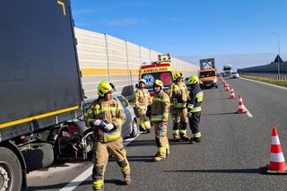 Wypadek na A1. Samochód wjechał w tył ciężarówki