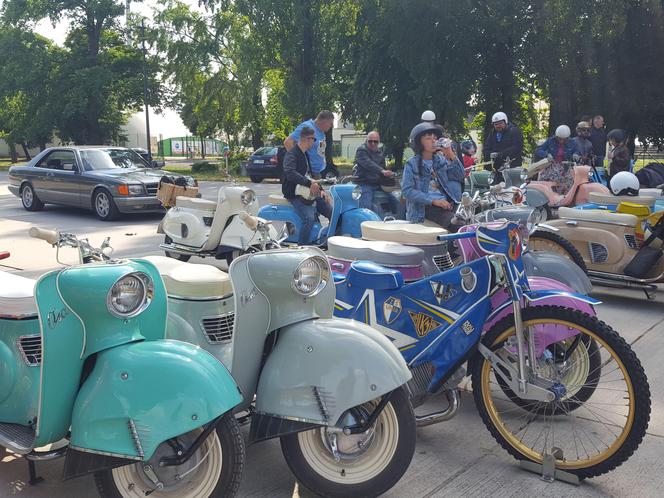 Osy kręciły kółka na stadionie żużlowym w Lesznie. Ogólnopolski zlot skuterów Osa Osieczna-Leszno 