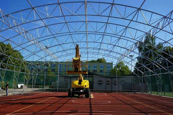 Budują zadaszenie nad boiskiem przy ekonomie