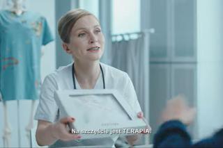 Kontrowersyjna reklama krakowskiej firmy odzieżowej. Sugeruje, że zakupy mają leczyć depresję