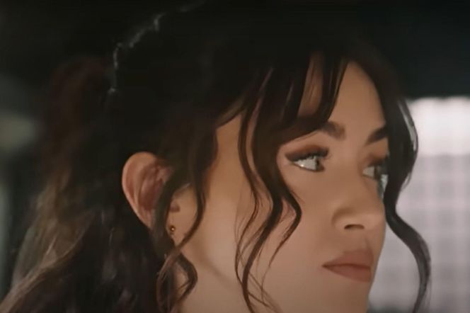 Halil zaproponuje Zeynep, że pojedzie z nią do babci Aliego 