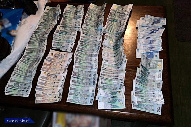 CBŚP rozbiło gang: zlikwidowało laboratoria, plantacje marihuany, skonfiskowało blisko 80 kg amfetaminy, przejęło nieruchomości, samochody, pieniądze.