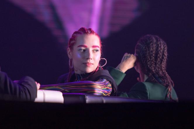 Young Leosia eksponuje biust, a fani się zachwycają. Niektóre komentarze to przesada?