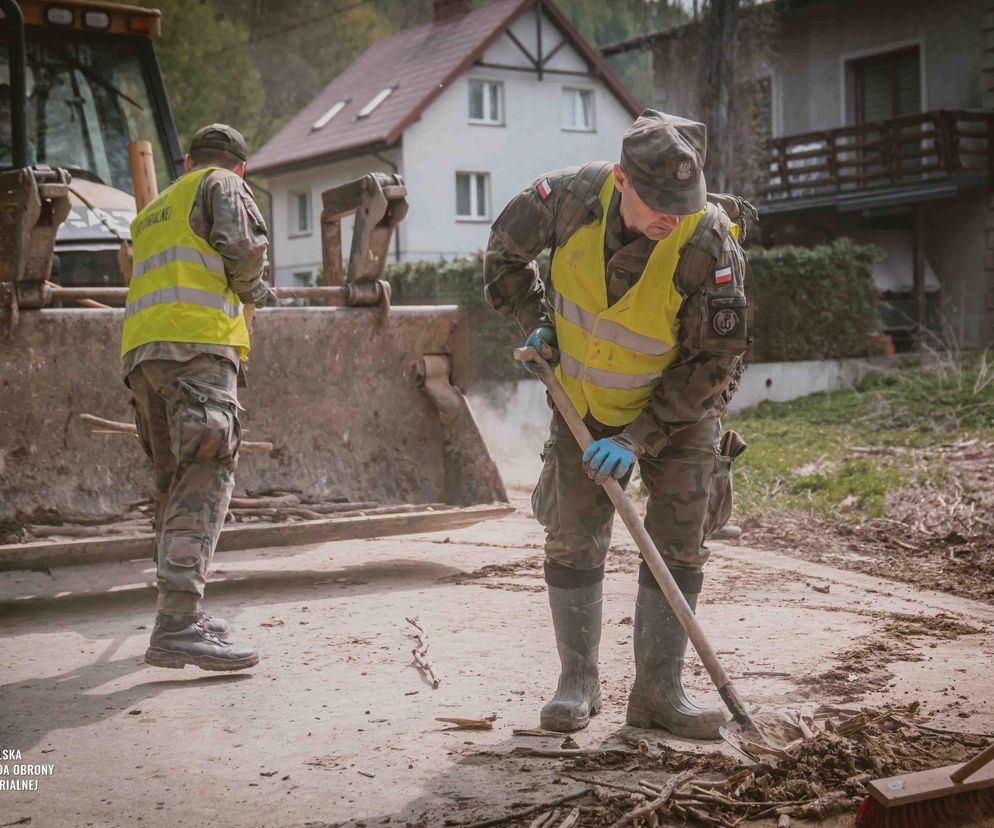 Żołnierze 2 LBOT pomaga usuwać skutki nawałanicy w pow. kraśnickim. 