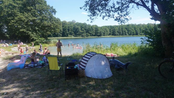 To jedno z największych jezior w Olsztynie. Kusi turystów piaszczystymi plażami