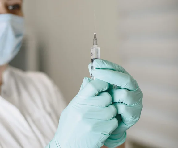 Dziecko zmarło po podaniu dwóch dawek szczepionki. Jest oświadczenie placówki
