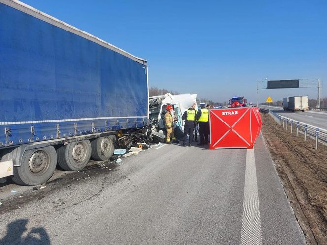 Bus wjechał w ciężarówkę, która stała w korku po poprzednim wypadku