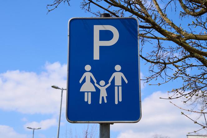 Parkujesz na miejscu dla rodzin, gdy nie masz dzieci ze sobą? Sprawdź, jak kara może cię spotkać