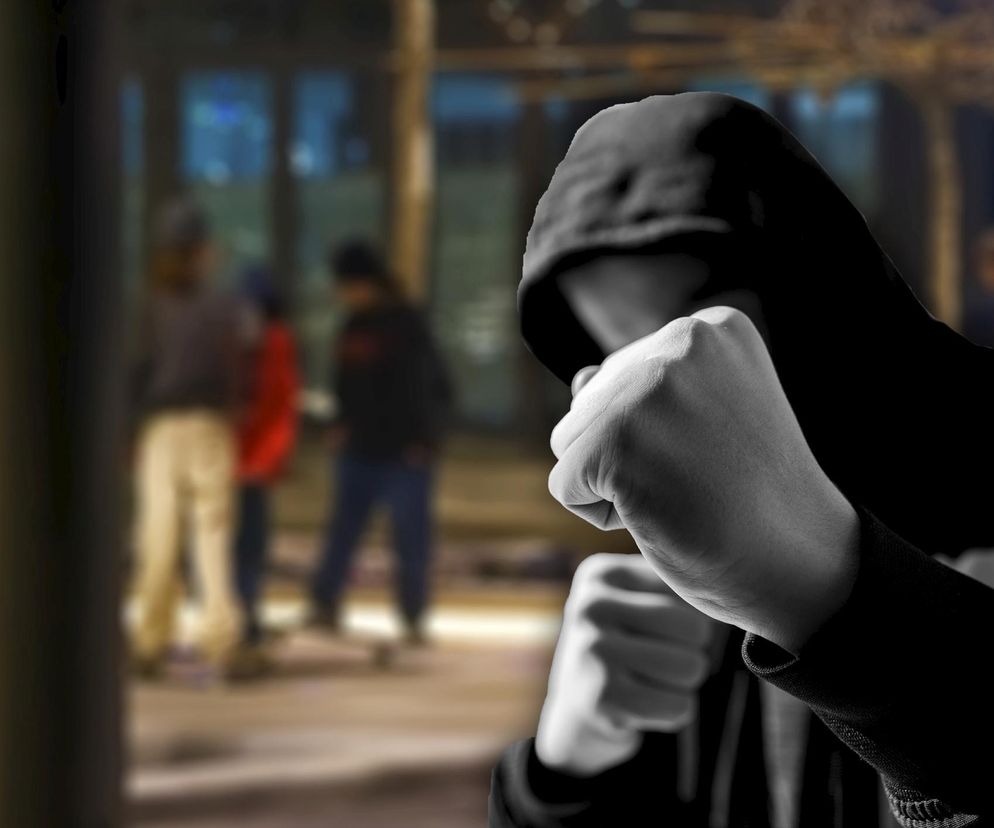 Samosąd pod szkołą. 37-latek brutalnie okładał 15-letniego ucznia 