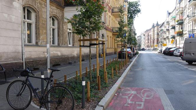 Nowy chodnik i drzewa przy ul. Małeckiego
