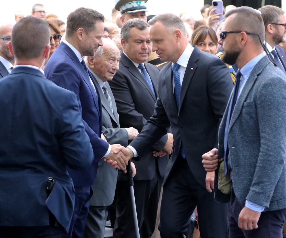 TYT Prezydenci Duda i Trzaskowski mówią o jedności. Na oczach powstańców warszawskich