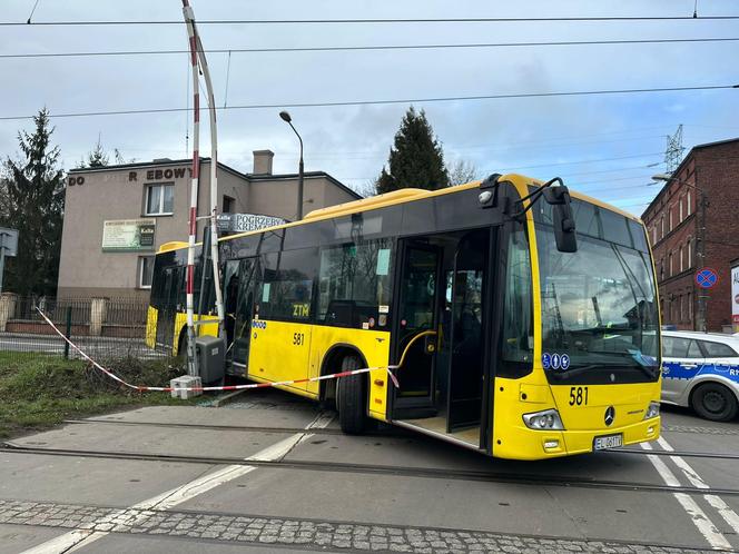 Katowice: autobus ZTM uszkodził szlaban kolejowy. Kierowca nie wyrobił na zakręcie