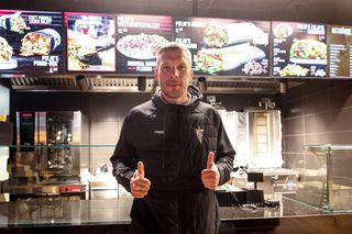 Wielkie otwarcie kebaba Lukasa Podolskiego! Kilometrowa kolejka przed lokalem