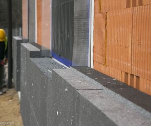 Klej do styropianu - jaki wybrać do różnych rodzajów styropianu? Jak poprawnie kleić styropian?