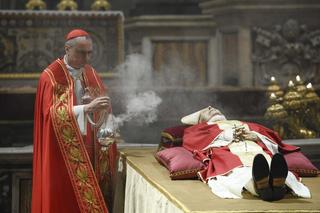 Kardynał Dziwisz w Watykanie. Czuwał przy zmarłym papieżu Benedykcie XVI