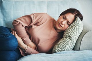 Nie tylko bolesne miesiączki zdradzają endometriozę. Lekarze często mylą te objawy z IBS