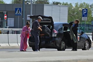 Anna Mucha z rodziną na lotnisku