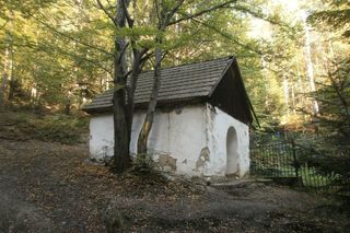 Uchodzi za jedną z najpiękniejszych wsi w Małopolsce. Zamieszkał w niej pustelnik