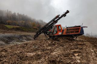 Tak wygląda budowa tunelu na S1 w Beskidach. Wykują go bez użycia maszyn [ZDJĘCIA]