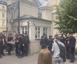 Rektor UW wezwał policję. Mundurowi wynieśli protestujących studentów